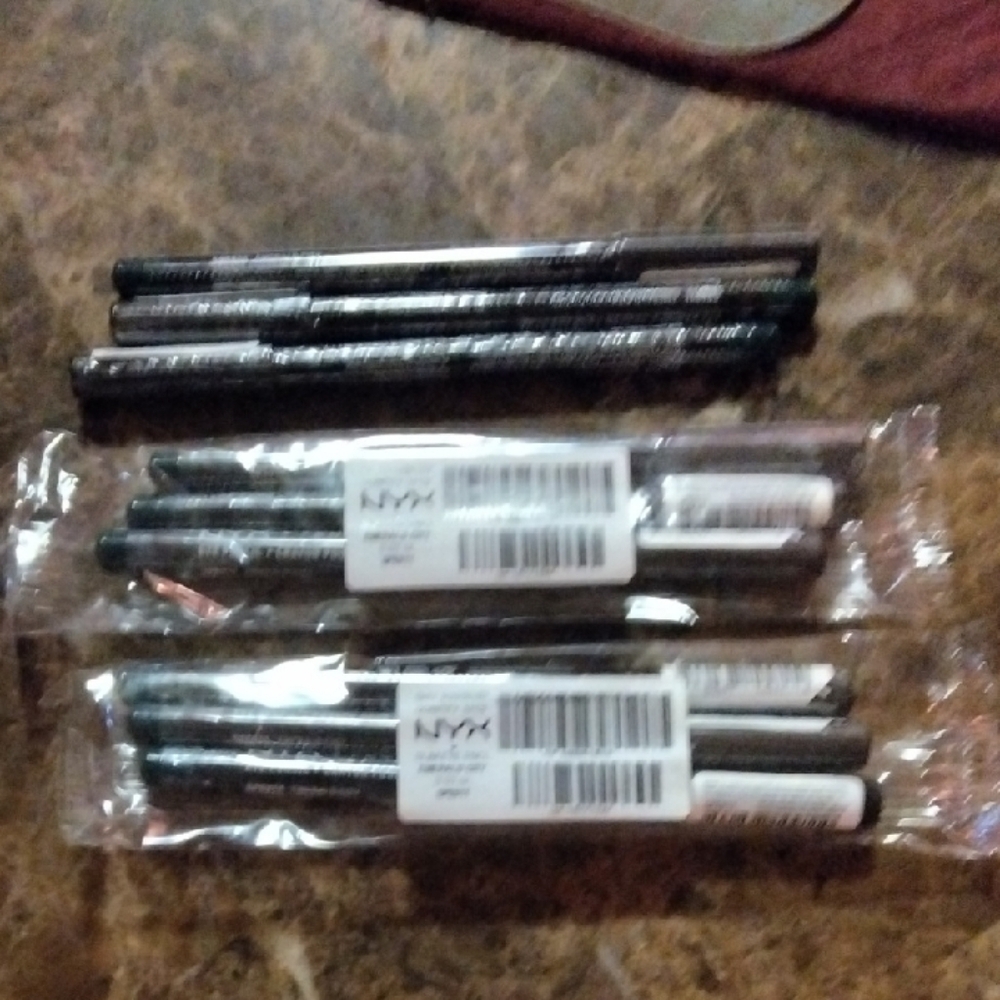 9 NYX Dual-Tone Eyeliner Collection - Emerald Green